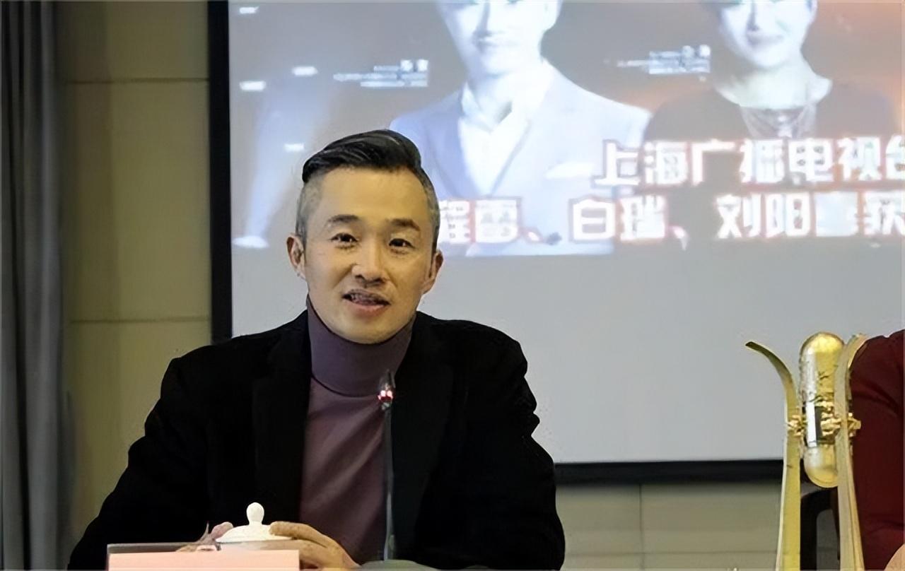 在两年前,上海的前首富在庆生时宴请了各界名流,作为央视名嘴程雷也一