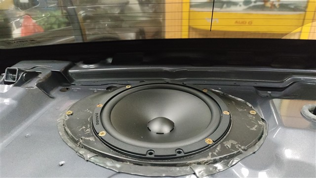 佛山汽车音响改装吉利远景音响改装丹拿212两分频喇叭