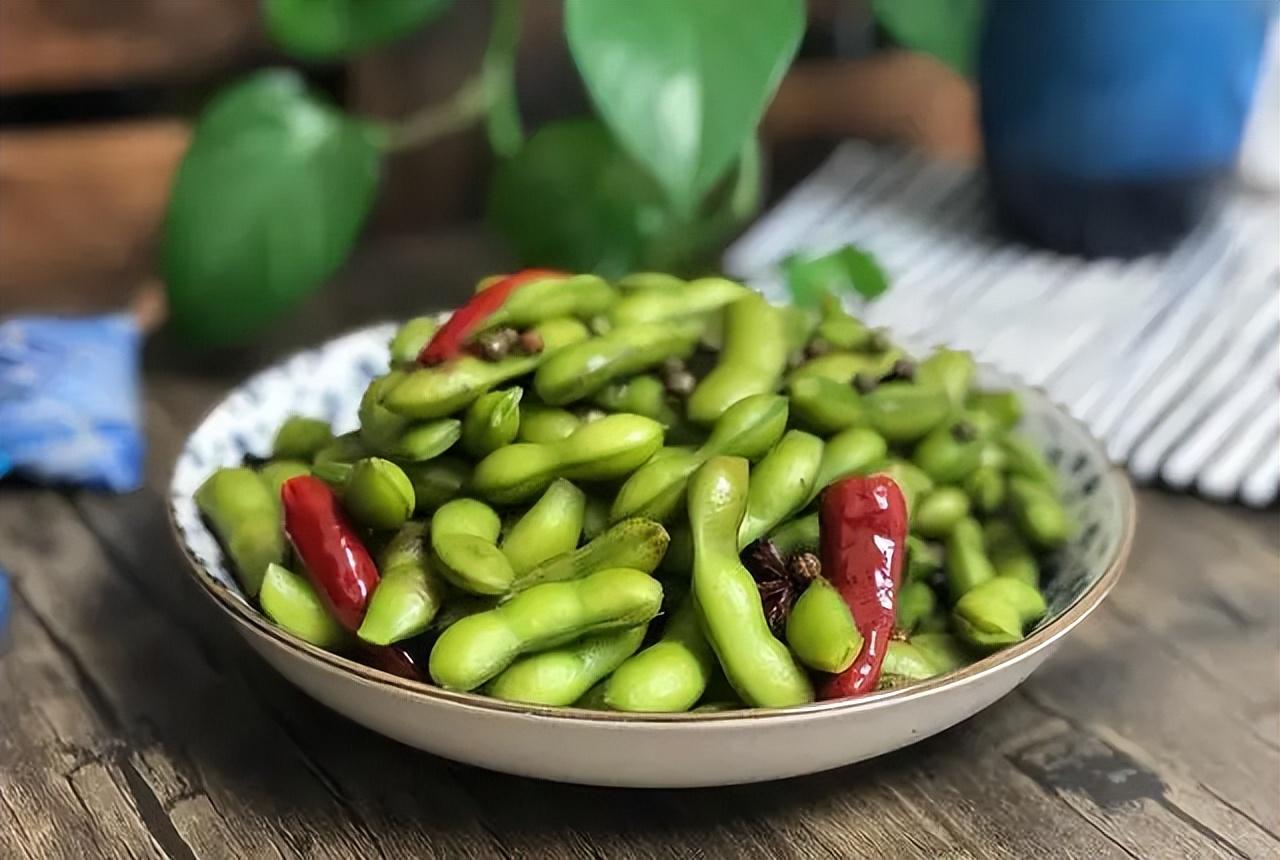 当老外看到一盘盘毛豆和花生,直接摆上台面,外国人哪里知道所谓的"花