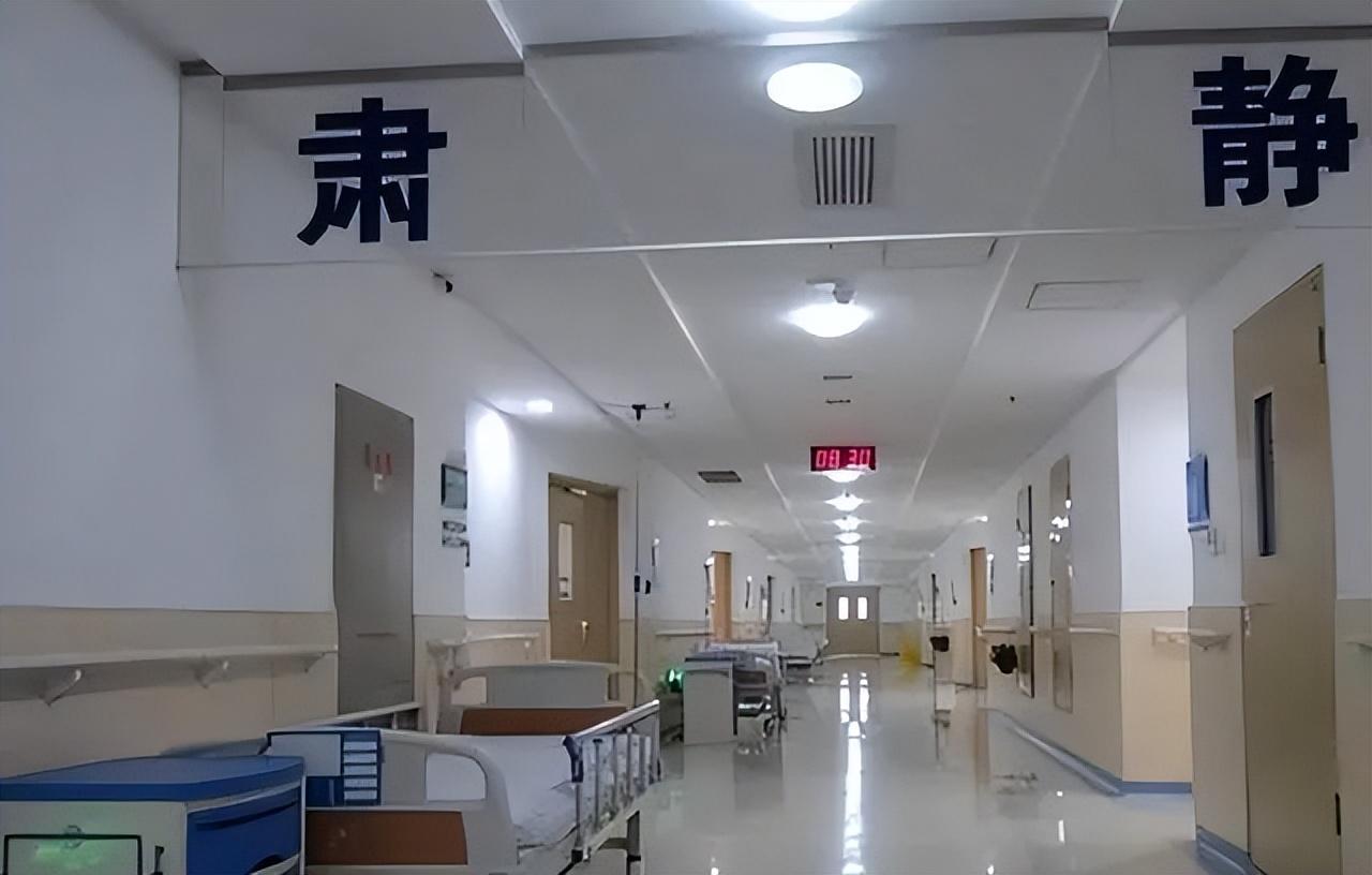 高德隆急匆匆地冲进医院的急诊室,看到高明躺在病床上,脸色苍白,身上