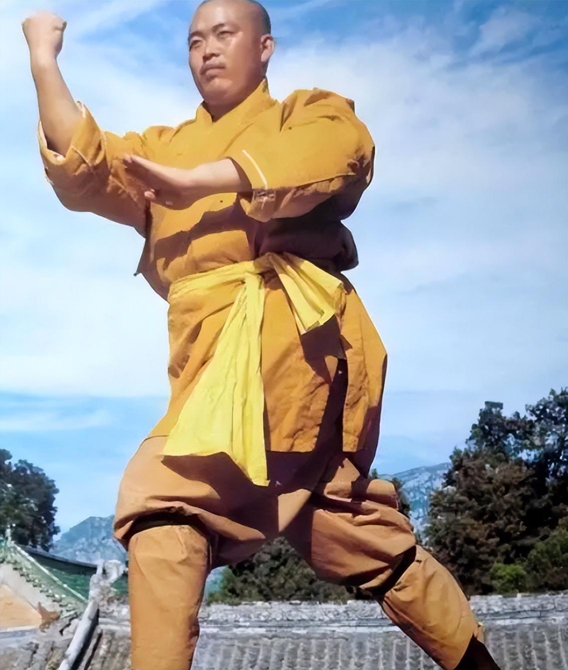 八几年得益于李连杰拍摄的《少林寺》,五湖四海都兴起了功夫热,释永信