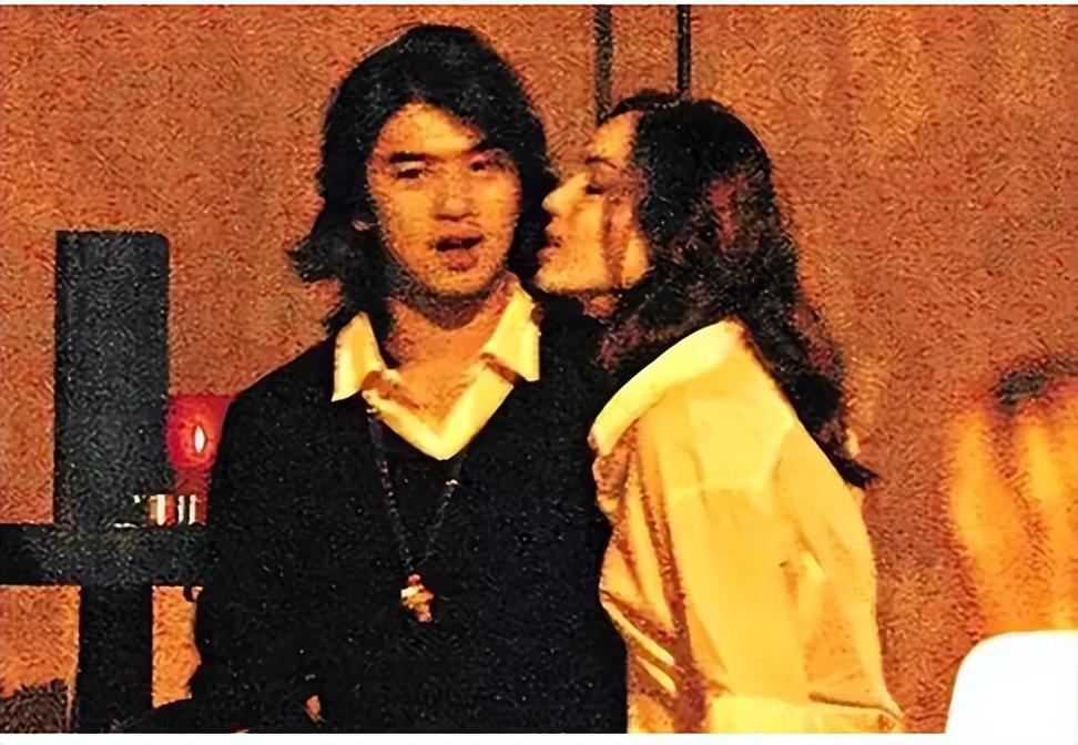 24岁的刘碧丽在一次饭局上结识了当红小生陈柏霖.