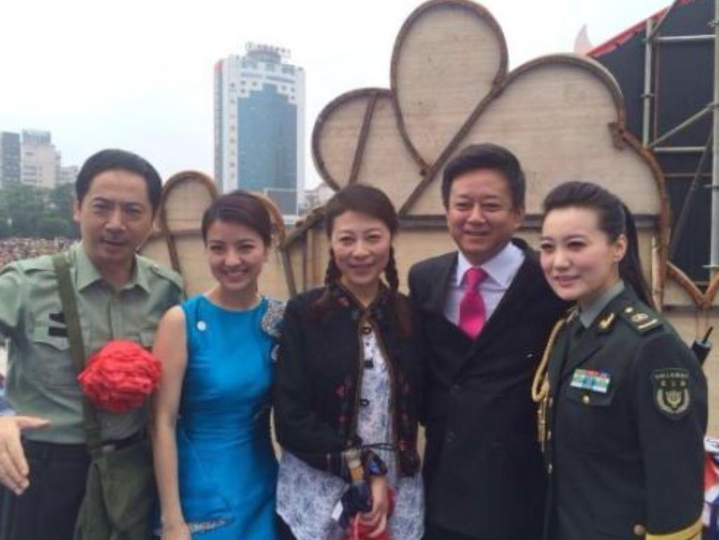 朱军在聊天中得知谭晶跟自己老婆谭梅是老乡,而且两家离得也不远,只