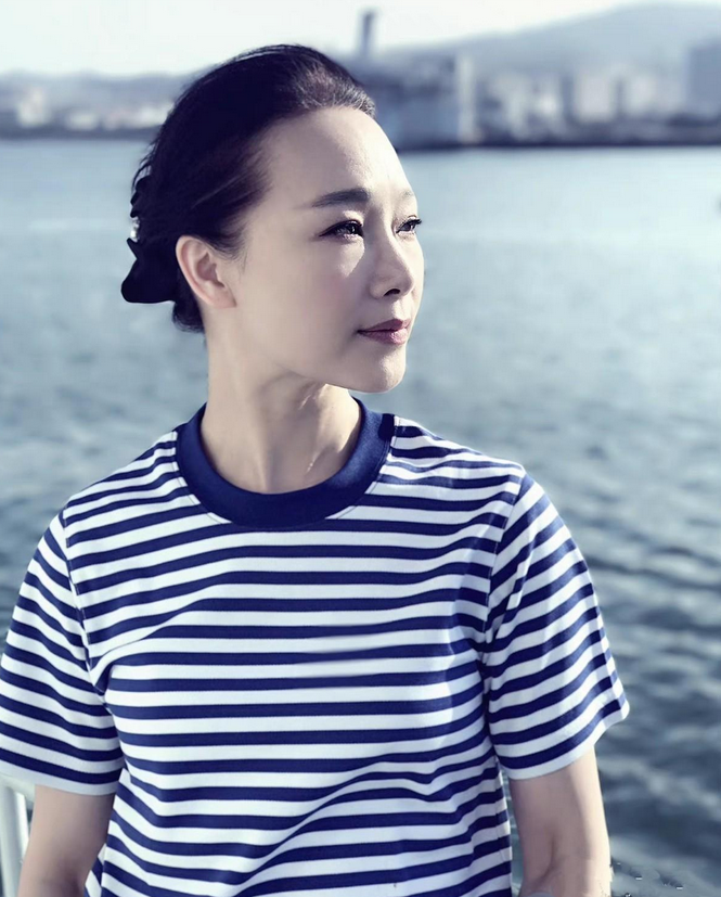 据说,吕薇从患癌男友的那段感情中走出来之后,也有过几次恋爱,别看