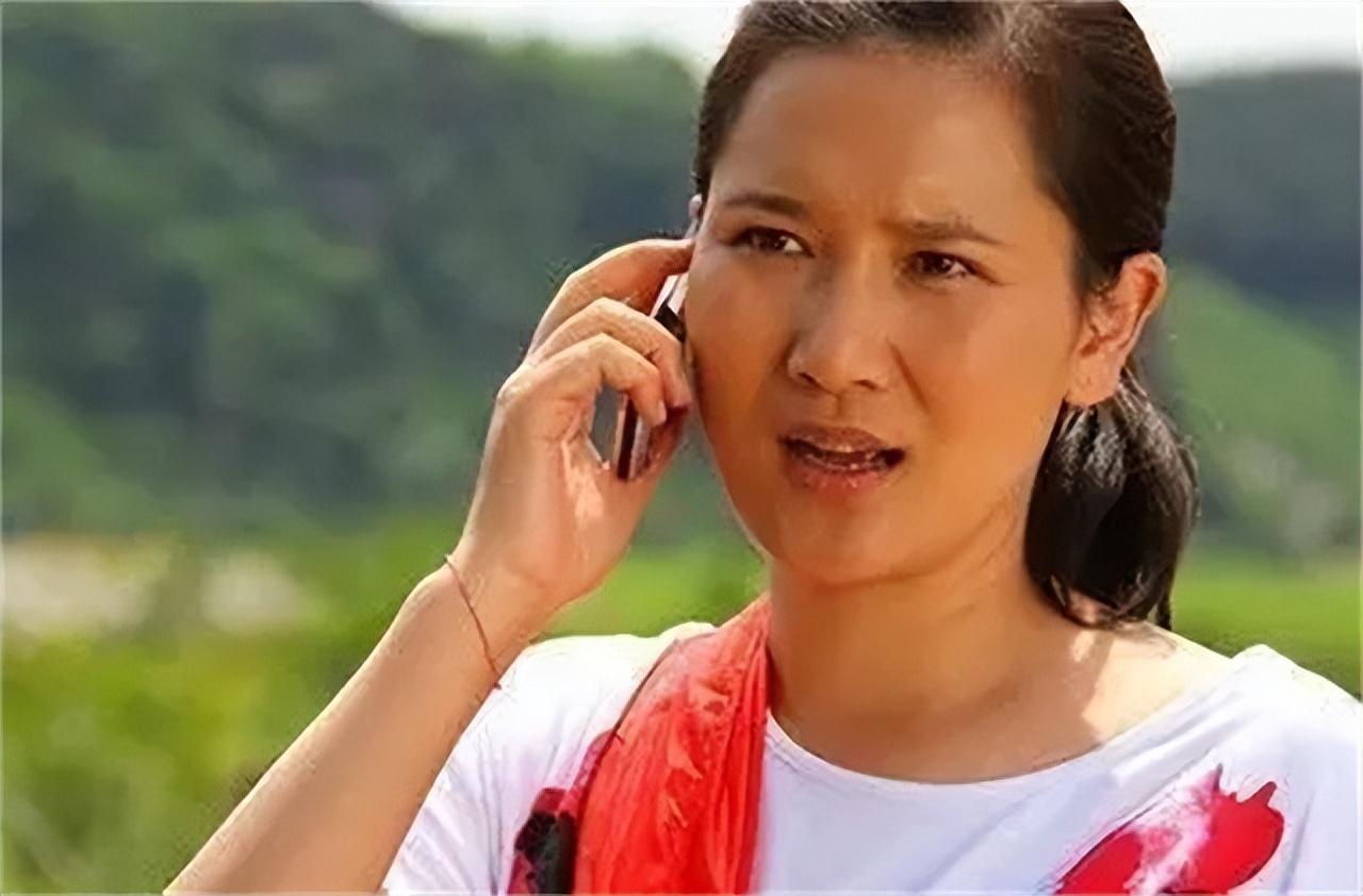 回顾潘雨辰嫁大11岁侯勇离婚当天抱着女儿大哭44岁仍单身