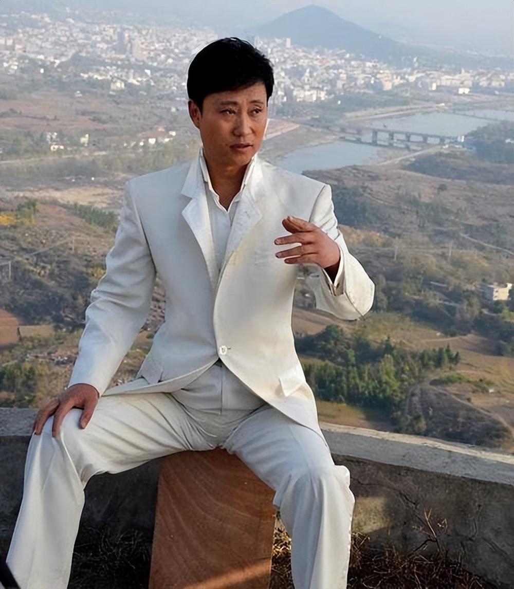 回顾耿为华:娶小14岁女粉丝,离婚那天抱女儿痛哭,现女儿成他骄傲