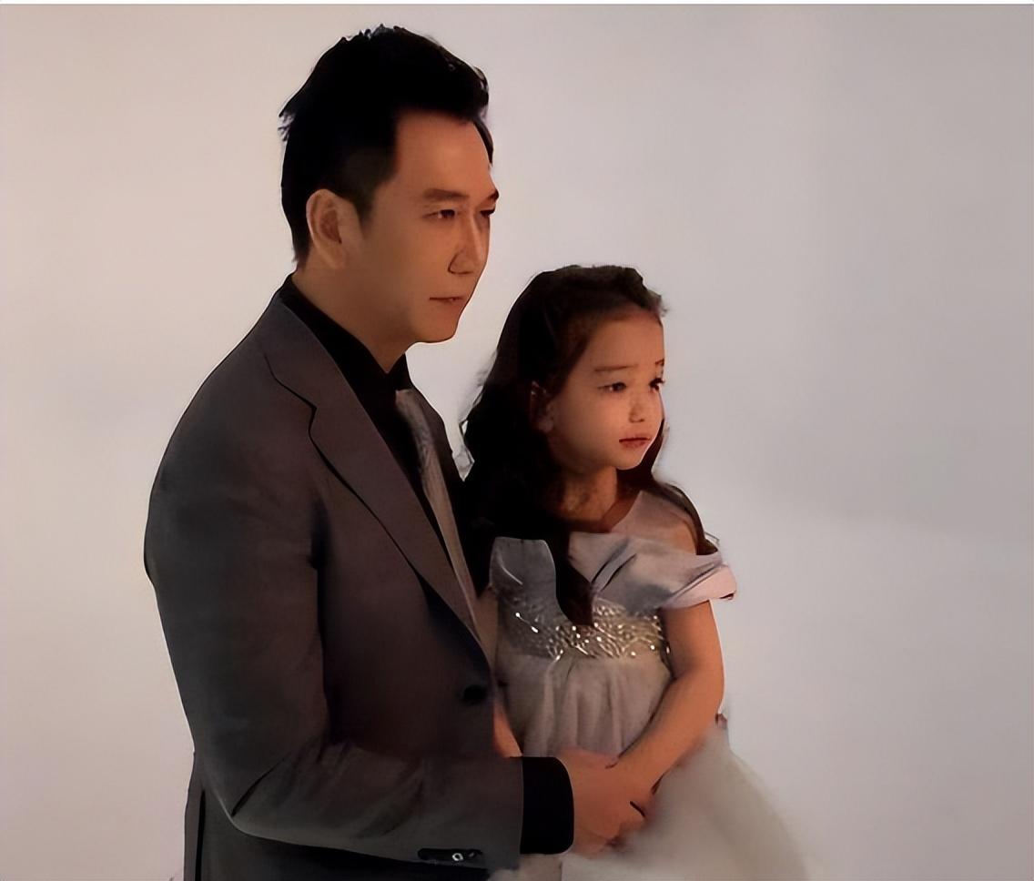 2011年,温兆伦在一次聚会中认识了年轻美丽的赵庭,这位上海女子,成为