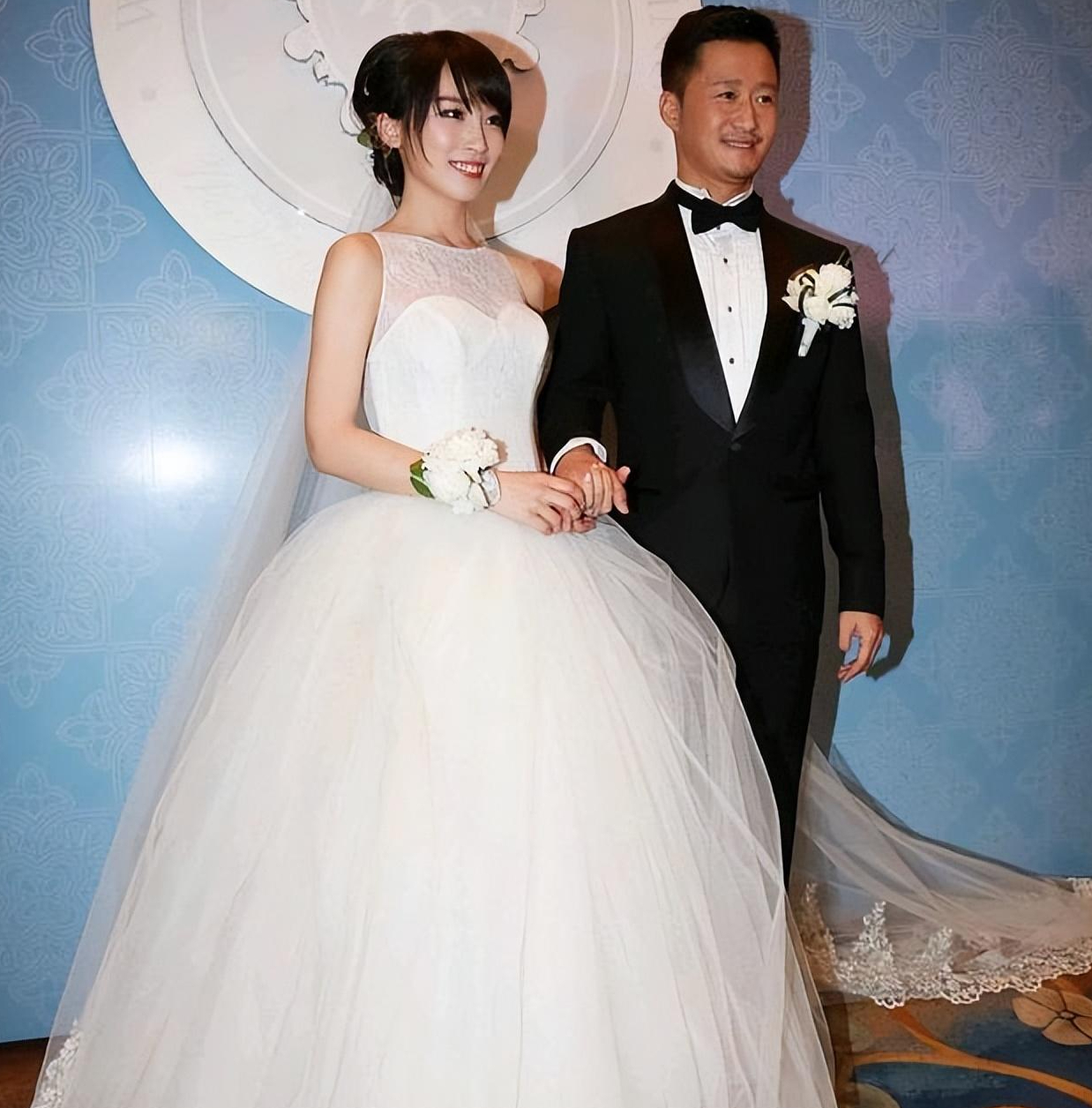 因赚不到500万被前女友抛弃娶小10岁的她后身价暴涨20亿