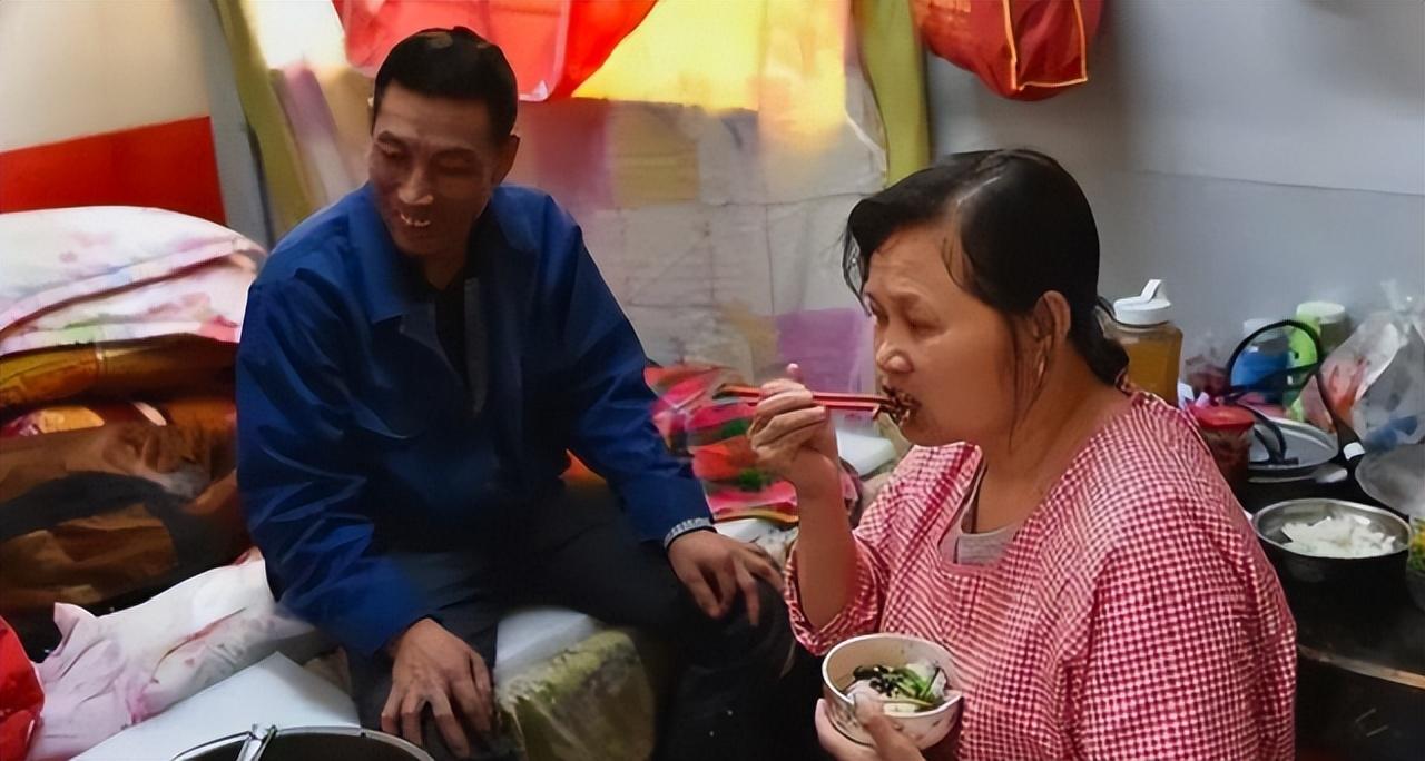 男子名叫简学良,陕西柞水县人,2003年,是简学良出狱的日子,重新回到村