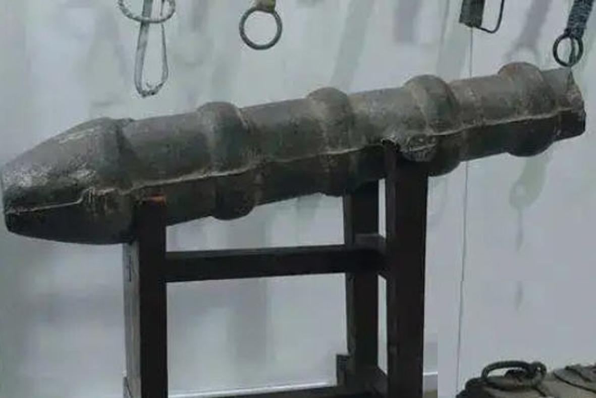 这五子炮又叫生铁牛,长约1米左右,重30公斤,炮口约1寸,子弹是由土灰药