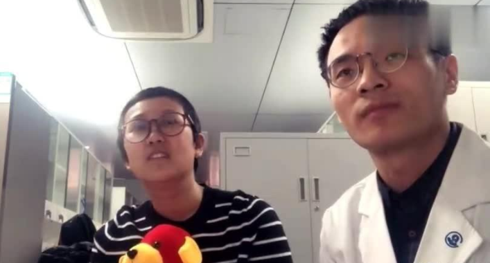 2004年,南京理工大学迎新现场,每一个院系的迎新处都挤满了新入学的