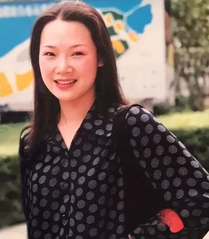 回顾歌唱家吕薇多次登上春晚舞台男友病逝让其心痛仍未婚