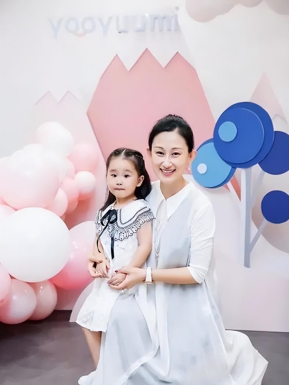 安顿好女儿后的张丹露,看着心神不宁的丈夫,微笑着说:过去了就是过去