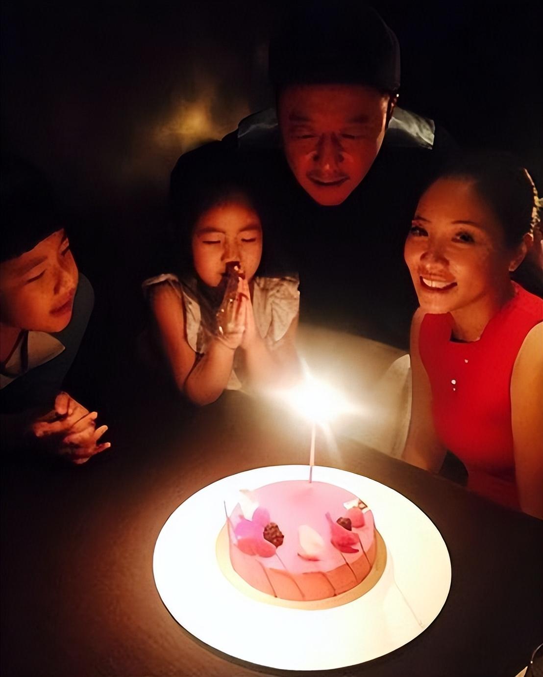 回顾演员郭涛镜头前和小十几岁娇妻秀恩爱背地里却看不起她