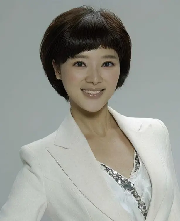 回顾主播胡蝶嫁大12岁导演丈夫婚后生一男一女如今幸福美满