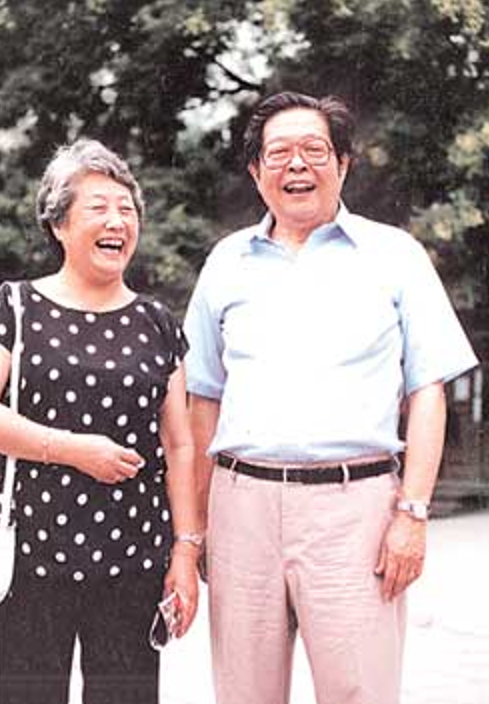 在一曲高歌之后,沈湘夫妇被迪里拜尔的音乐天赋惊艳到了,于是便接受了