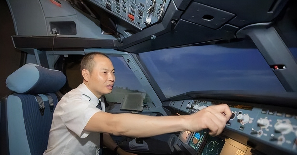 回顾英雄机长刘传建34分钟救128人为何着陆后半年没复飞
