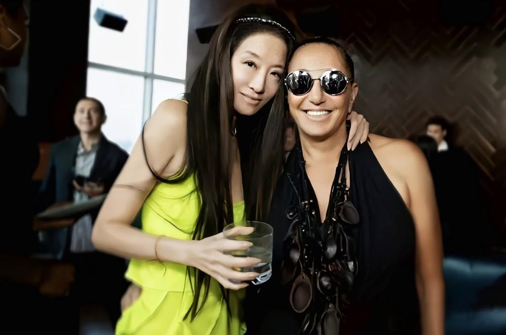 时尚魔女王薇薇63岁离婚与27岁小鲜肉热恋她活成了女王