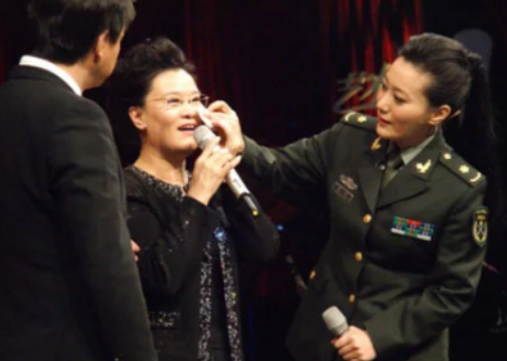 回顾谭晶感恩父母的付出成名后给爸妈补办婚礼37岁为爱生女