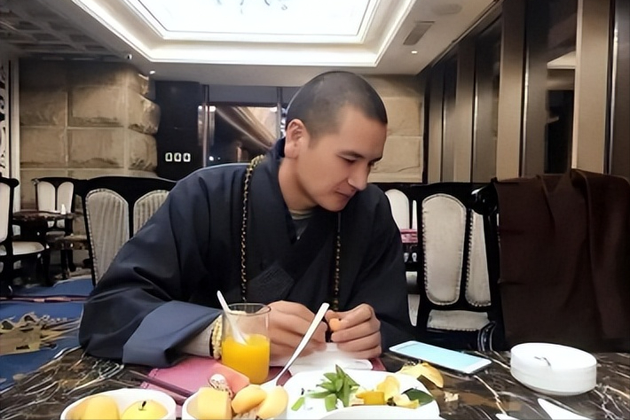 回顾29岁公务员辞职当和尚因太帅被富婆倒追如今怎样