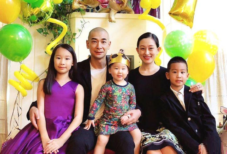 而今的赵文卓,已经和张丹露结婚17年了,将妻子宠成公主一样,三个孩子