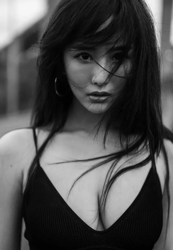 "爆炸糖"陈静,穿透视裙,比基尼大秀事业线,这谁挡得住呀?