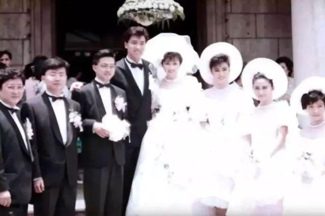 回顾歌手张德兰27岁为爱隐退43岁转行学医嫁人34年无儿无女