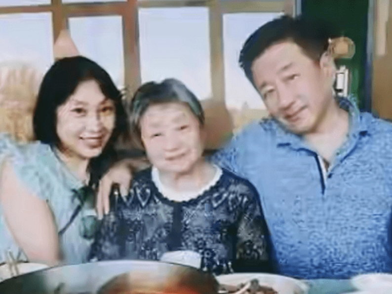 后来为了让家里热闹点,妻子也轻松一点,丁勇岱请了保姆.