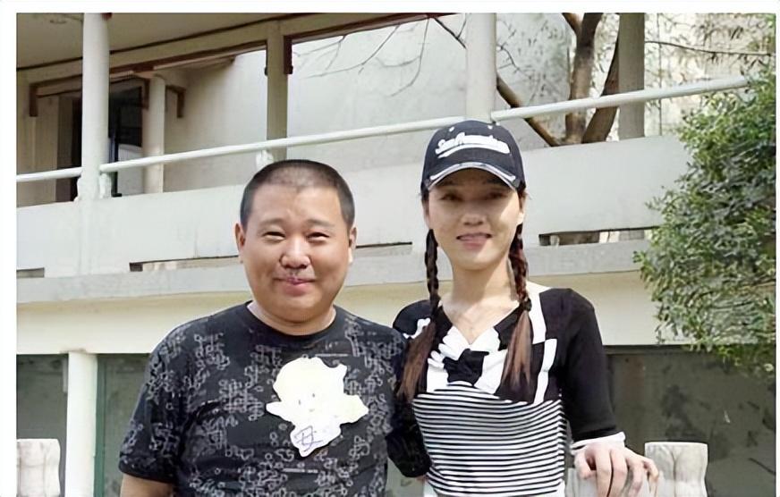 一次偶然的节目录制中,郭德纲成为了周群节目的班底.