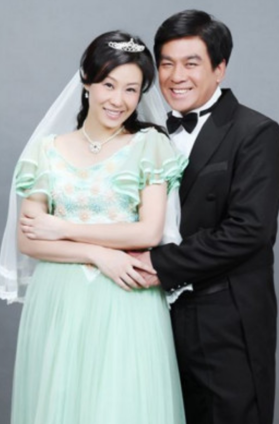 朱时茂在国内继续攀登演艺事业,范旭霞则在美国独自一人悉心照顾儿子.