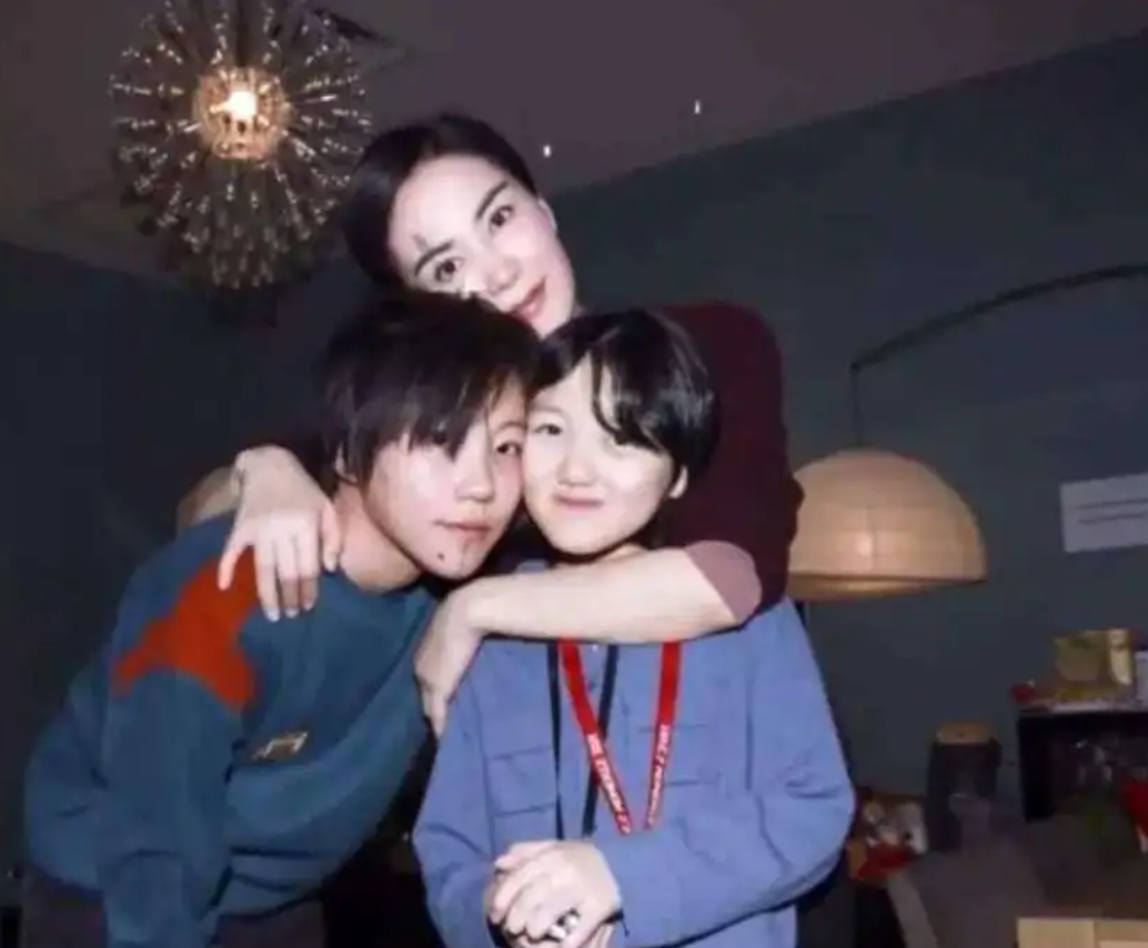 王菲与前任所生的女儿窦靖童,在李亚鹏心中一直没能获得"亲生女儿"的