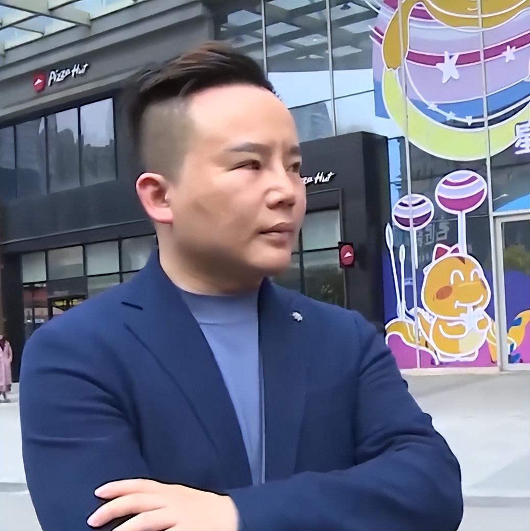 2019年男子偷偷整容成帅哥,四年不管妻儿,直言:她已经配不上我