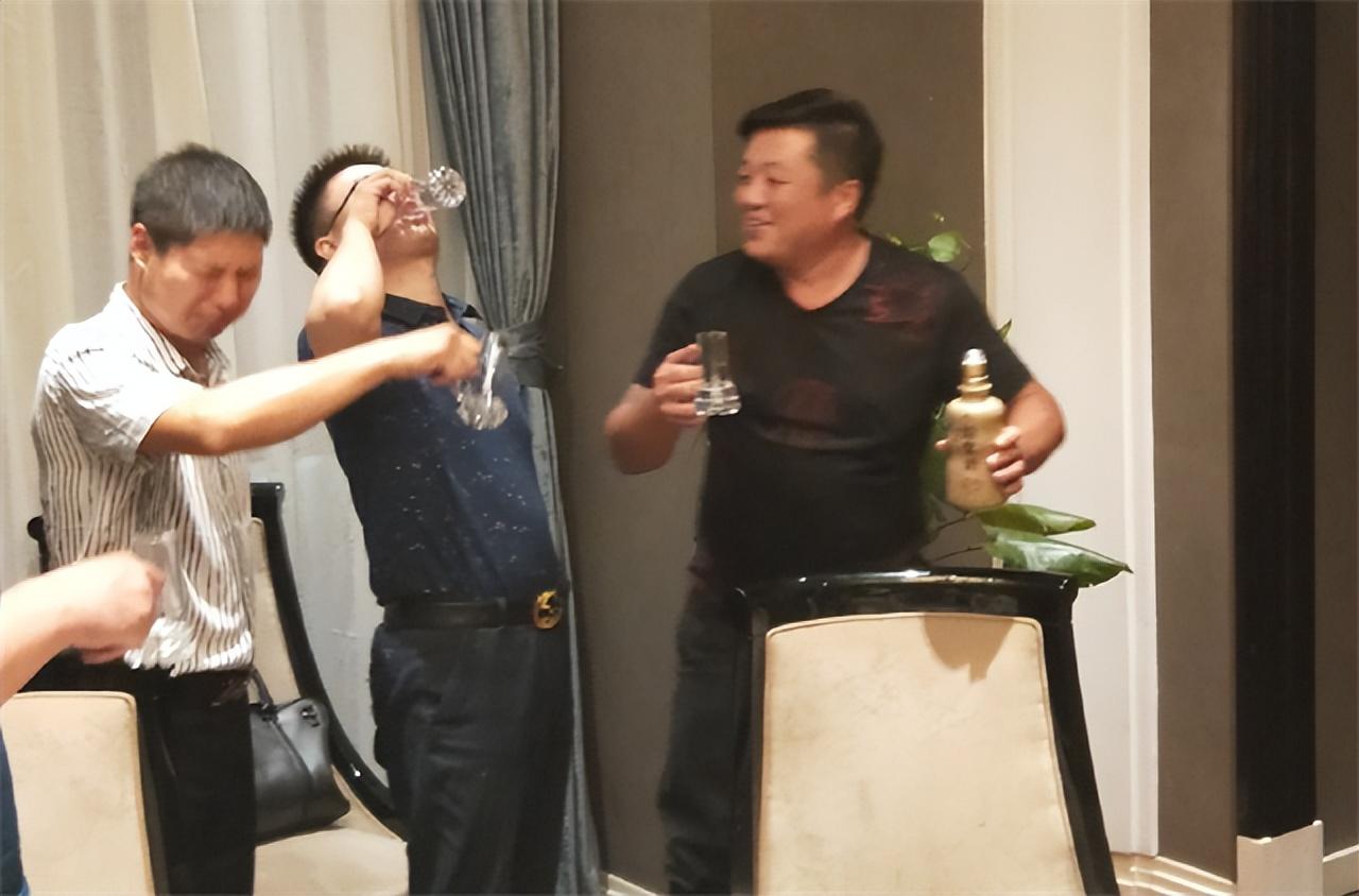 张鹏的母亲坐在沙发上掩面而泣,口中念叨着培养张鹏的不易.