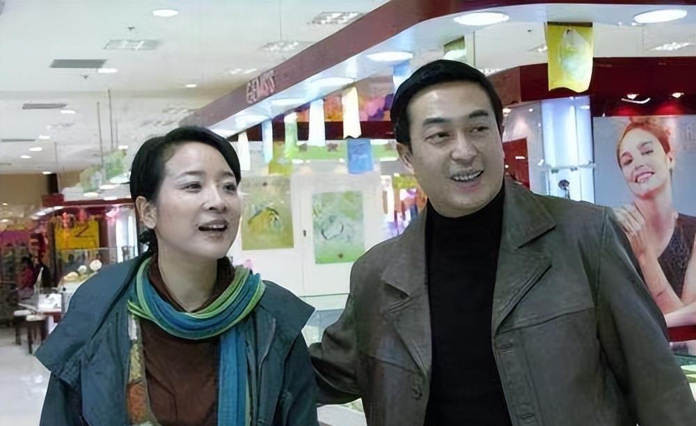 演员陈小艺结婚二十多年多次出轨小鲜肉丈夫坐轮椅也不离婚