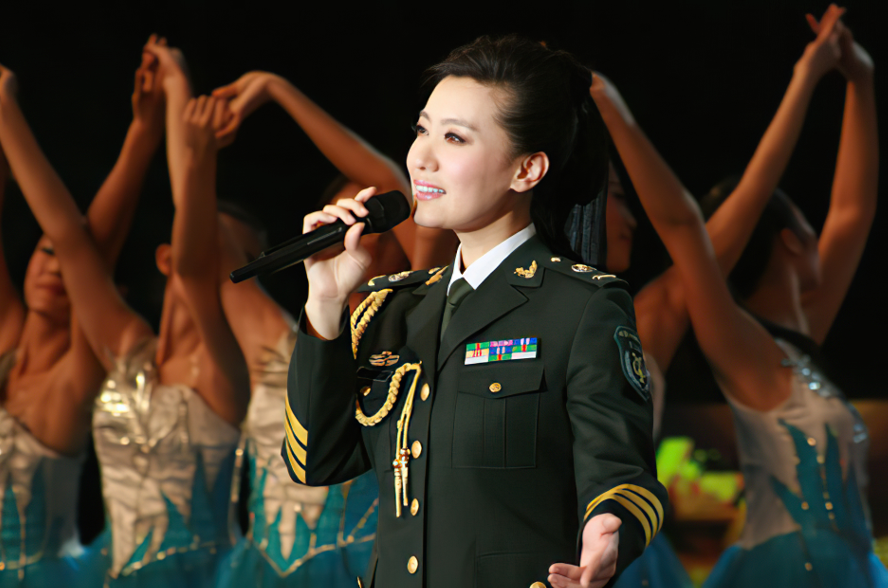 回顾谭晶感恩父母的付出成名后给爸妈补办婚礼37岁为爱生女