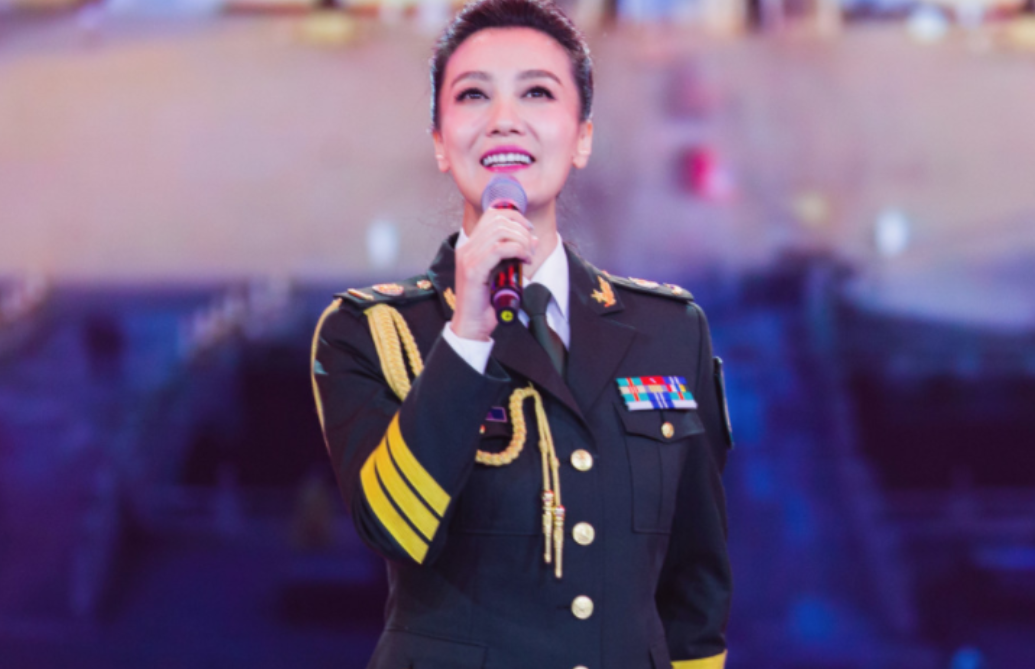 回顾谭晶感恩父母的付出成名后给爸妈补办婚礼37岁为爱生女