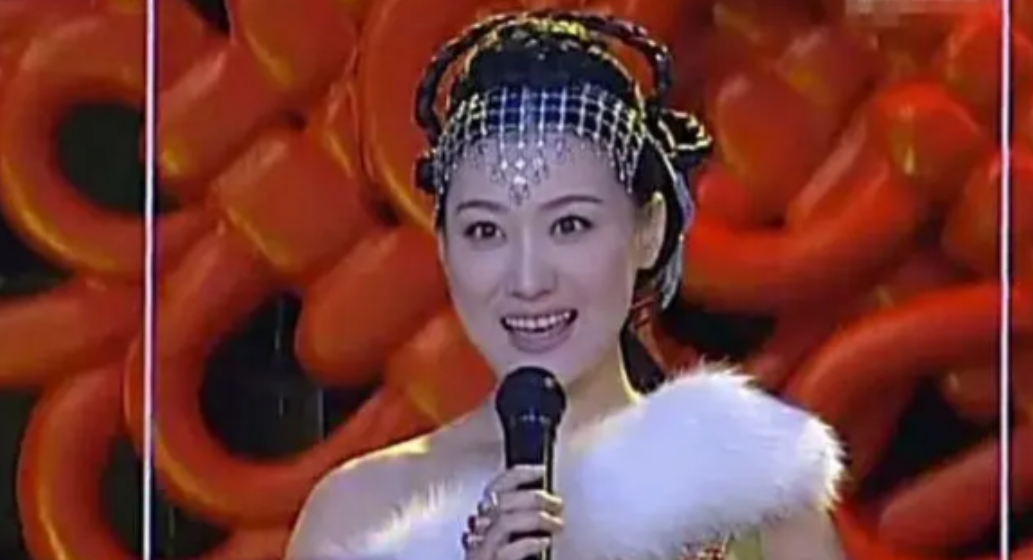 回顾谭晶感恩父母的付出成名后给爸妈补办婚礼37岁为爱生女