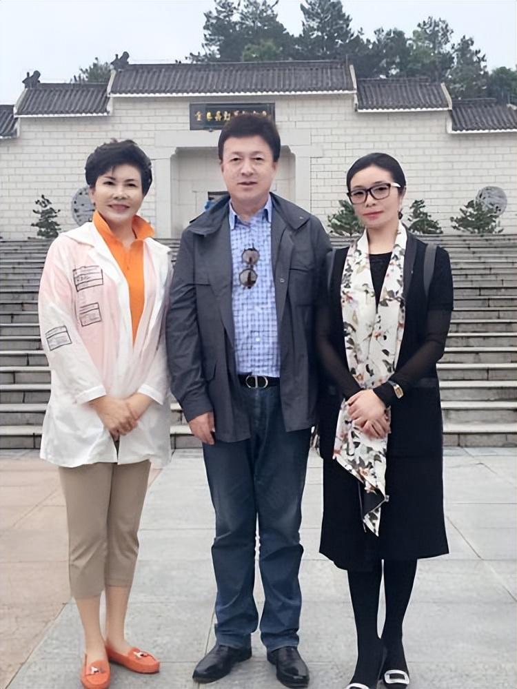 刘斌,阎维文等人和吕继宏一样,是军中知名的歌唱家,风格不同,要是在