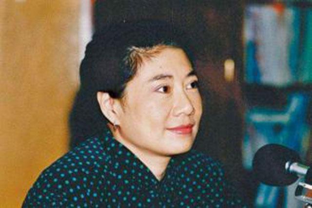 导演张彻告诉她:"你晓得为什么没有人要你吗?因为你不会做太太.