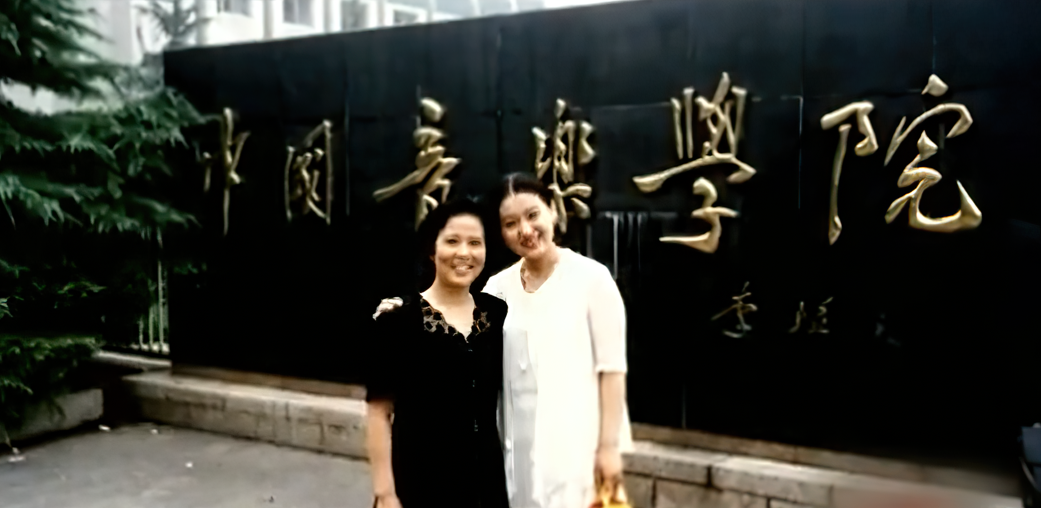 回顾谭晶感恩父母的付出成名后给爸妈补办婚礼37岁为爱生女