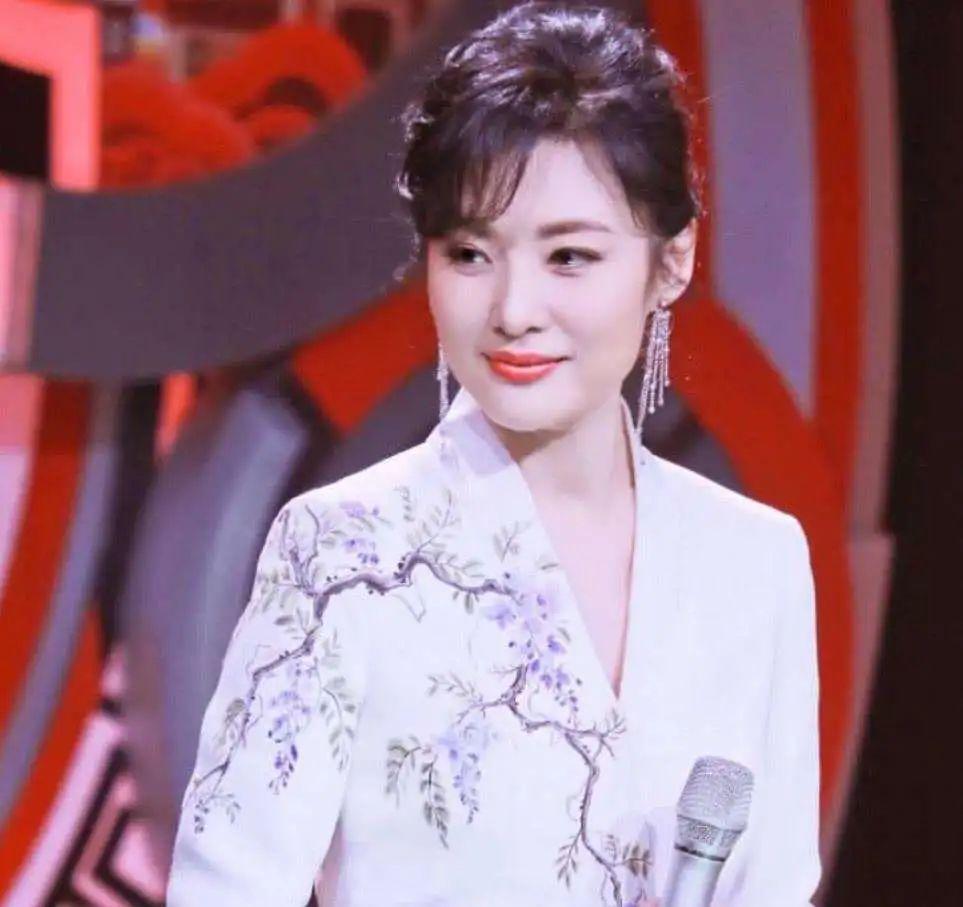 回顾周涛连续16年主持春晚48岁离开央视再婚后重获幸福