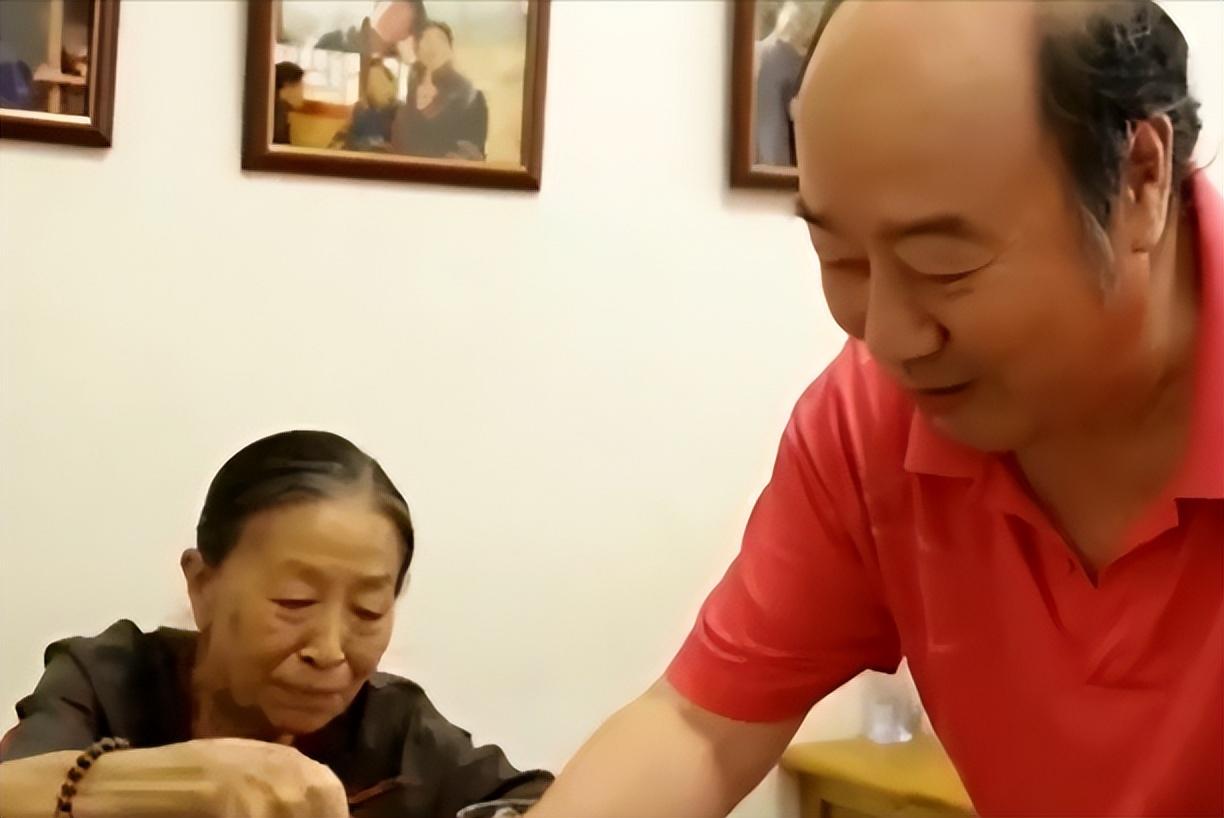 回顾丑娘张少华生前带病工作去世后丈夫的坚持让人泪目