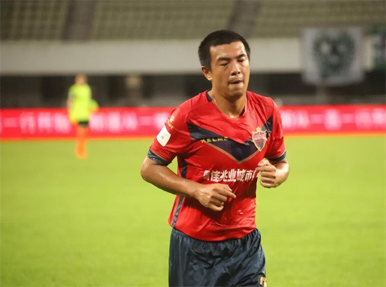 回顾国足徐亮28岁落选国家队退役后教学今投资海外生活滋润