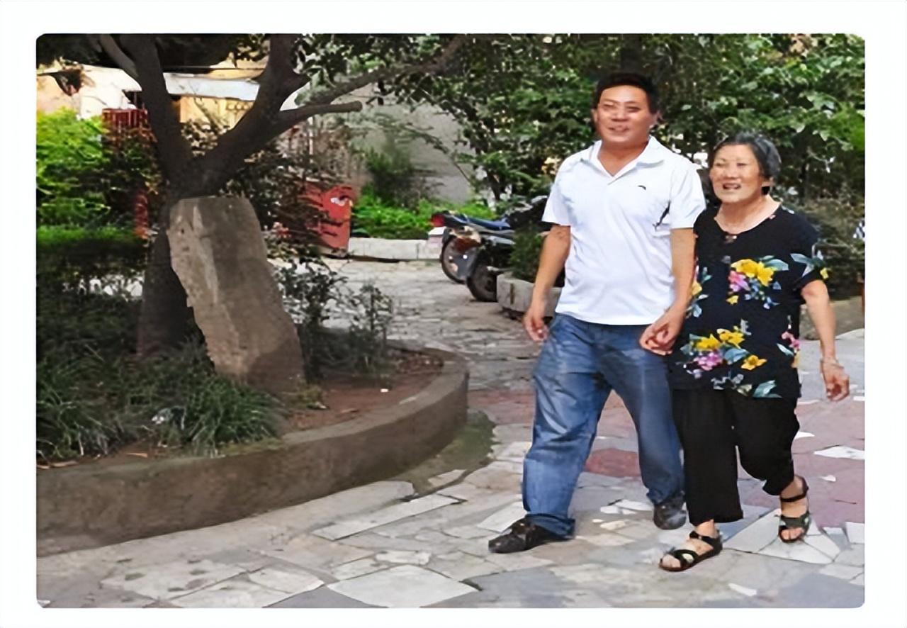 原本是双胞胎一起被送到曾家的,但因为实在负担不起两个孩子的抚养