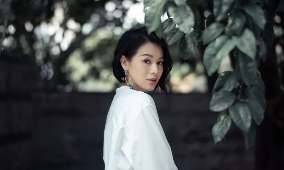 回顾演员胡杏儿嫁大3岁富豪婚后连生三胎如今一家其乐融融