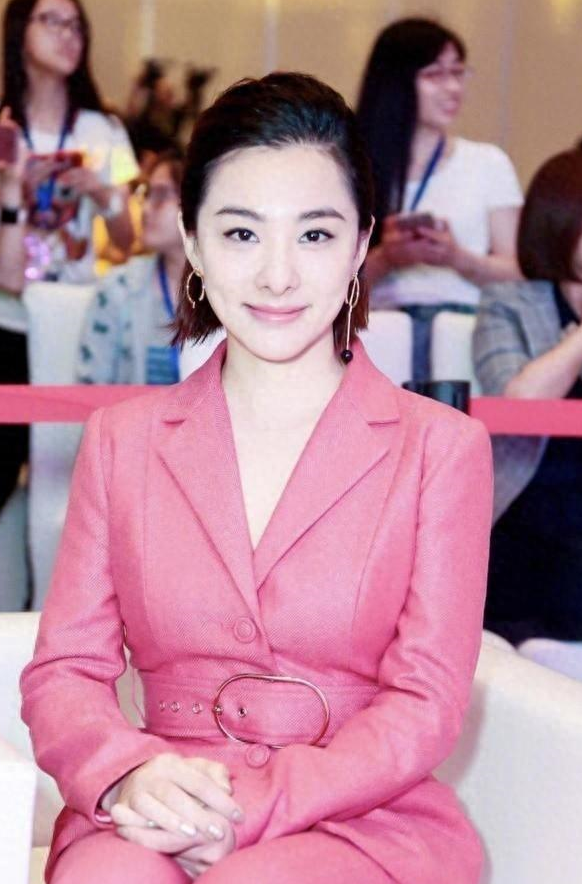 "体操公主"刘璇真敢穿,真空穿西装 喇叭裤,不对称耳环超新潮