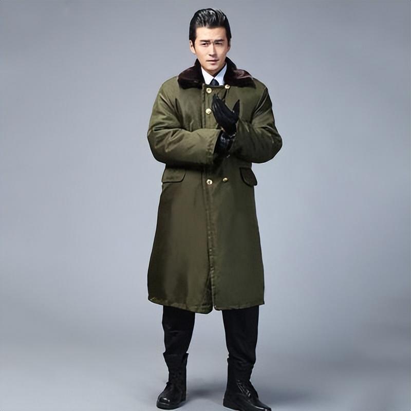 中国军大衣风靡海外穿后直接不想脱老外东方的时尚战袍