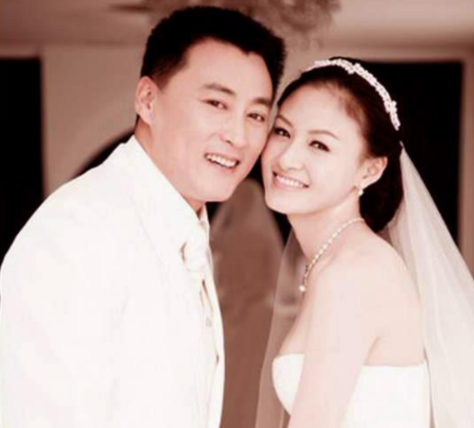 回顾演员刘小锋迎娶小娇妻婚后胖成观众认不出他经历了什么