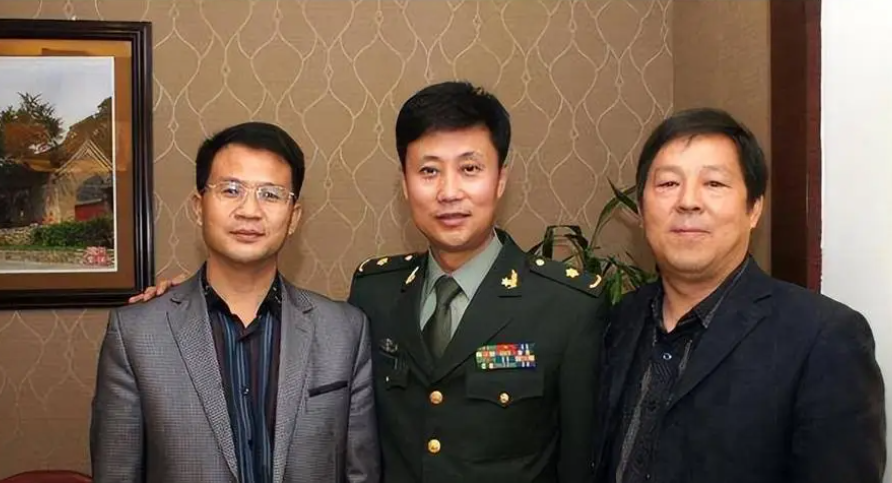 回顾耿为华前妻郑佳倒追大14岁偶像激情褪去抛夫弃女也要离婚