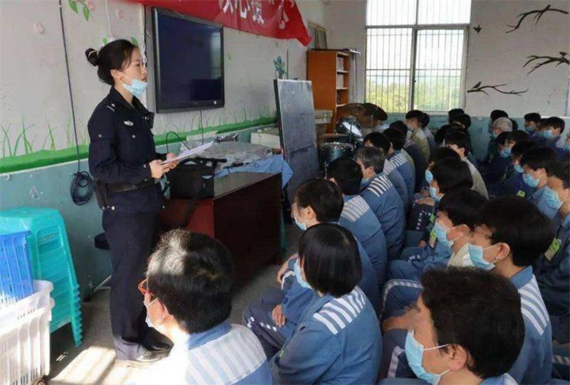 激情褪去,李宝华就提出了离婚,在与丈夫离婚后,李宝华把儿子送回了